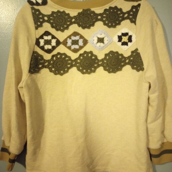 Pleated sleeve sweatshirt with crochet accent on back - Picture 3 of 9
